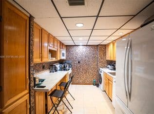 2-bedroom Condo — 2101 Atlantic Shores Blvd APT 120, Hallandale Beach, 33009