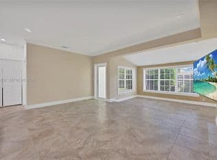 3+1 Müstakil ev — 818 NE 3rd St, Hallandale Beach, 33009