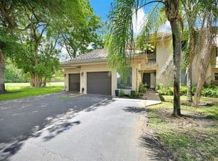 2-bedroom Townhouse — 16379 Malibu Dr #50, Weston, 33326