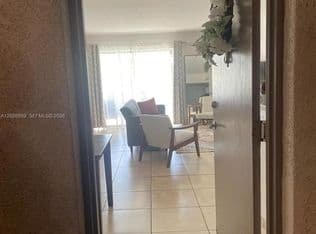 2+1 Condo — 10393 N Kendall Dr APT U6, Miami, 33176