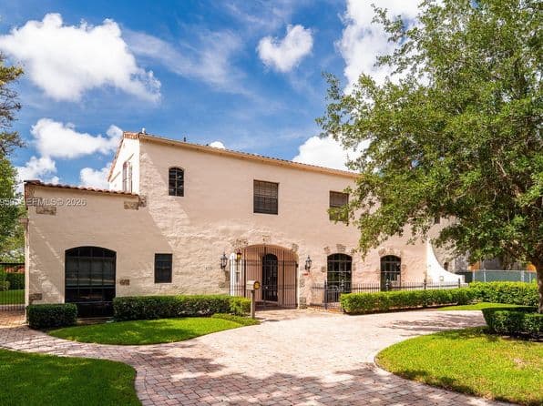 5-bedroom Single-Family Home — 4128 Pinta Ct, Coral Gables, FL 33146