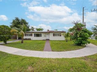 4+1 Müstakil ev — 701 NW 176th Ter, Miami Gardens, 33169