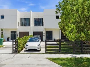 3-bedroom Townhouse — 3266 SW 25th Ter, Miami, 33133