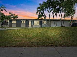 4+1 Müstakil ev — 15920 SW 105th Ave, Miami, 33157