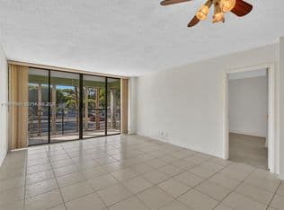 1+1 Condo — 20500 W Country Club Dr APT 203, Aventura, 33180