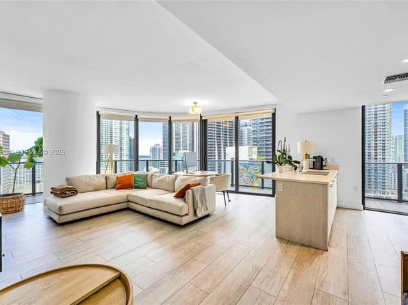 2-bedroom Condo — 45 SW 9th St APT 2103, Miami, FL 33130
