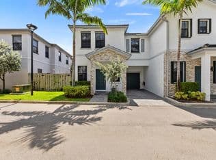 3-bedroom Townhouse — 2820 SW 17th Avenue, Fort Lauderdale, 33315