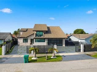 5+1 Müstakil ev — 13330 SW 5th St, Miami, 33184