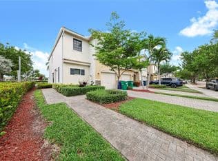 3+1 Townhouse — 476 NE 194th Ter, Miami, 33179