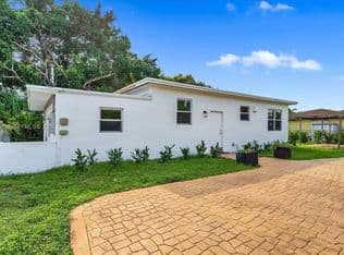 3+1 Müstakil ev — 13415 NW 22nd Ave, Miami, 33167