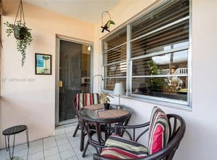 1+1 Condo — 160 NE 8th Ave APT 21A, Hallandale, 33009