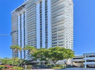 3+1 Condo — 19707 Turnberry Way APT 4L, Aventura, 33180