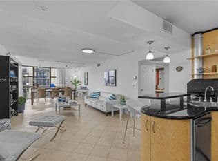2+1 Condo — 20379 W Country Club Dr APT 2039, Aventura, 33180