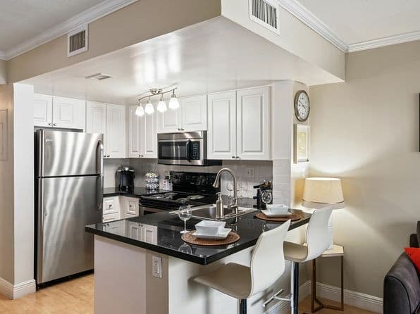 1-bedroom Building — Ludlam Point, Miami 33155