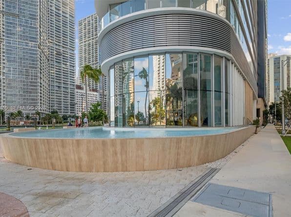 1-bedroom Building — For Rent, Miami 33131