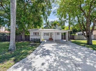 2+1 Müstakil ev — 830 NE 72nd St, Miami, 33138