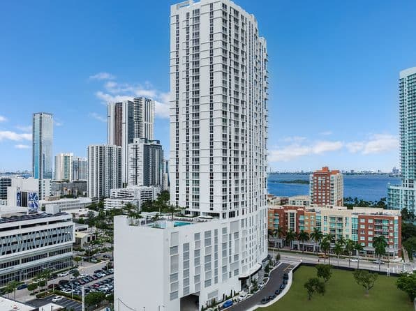 2000 Biscayne, Edgewater