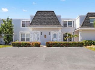 2+1 Townhouse — 2408 NE 10th St #122, Hallandale, 33009