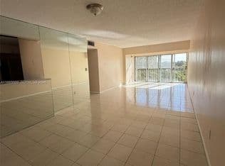 2+1 Condo — 9180 Fontainebleau Blvd APT 401, Miami, 33172