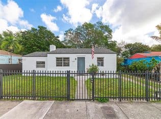 4+1 Müstakil ev — 6223 NW Miami Pl, Miami, 33150