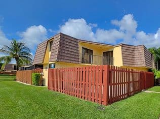 2-bedroom Townhouse — 22 Springdale Circle, Palm Springs, 33461