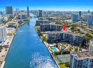 2+1 Condo — 800 Parkview Dr APT 909, Hallandale, 33009