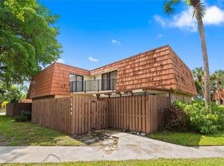 3-bedroom Townhouse — 1600 Coral Ave, North Lauderdale, 33068