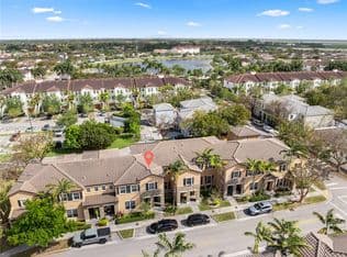 4-bedroom Townhouse — 16958 SW 92nd St #16958, Miami, 33196
