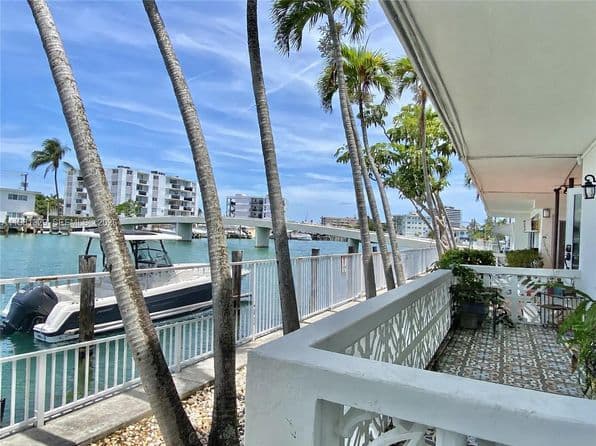 2-bedroom Condo — 8040 Tatum Waterway Dr APT 5, Miami Beach, FL 33141
