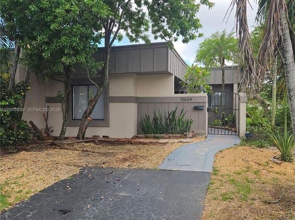 2-bedroom Townhouse — 10634 SW 75th Ln, Miami, FL 33173
