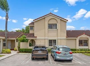 2-bedroom Townhouse — 6233 NW 170th Ter, Hialeah, 33015
