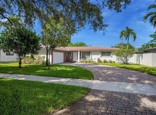3+1 Müstakil ev — 14375 Lake Candlewood Ct, Miami Lakes, 33014