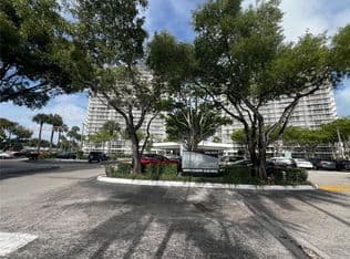2+1 Condo — 3701 N Country Club Dr APT 201, Aventura, 33180