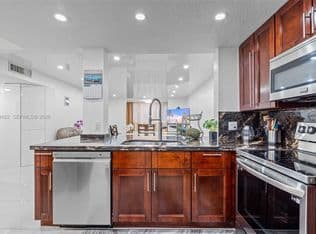 2+1 Condo — 301 NE 14th Ave APT 207, Hallandale, 33009