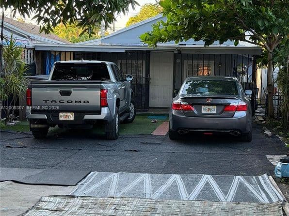 6-bedroom Multi Family — 1111 NW 26th St, Miami, FL 33127