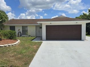 4-bedroom Single-Family Home — 118 CAMBRIDGE Lane, Royal Palm Beach, 33411