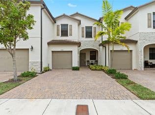 3-bedroom Townhouse — 13071 SW 232nd St, Miami, 33170