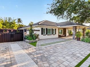 4+1 Müstakil ev — 10570 SW 56th Ter, Miami, 33173