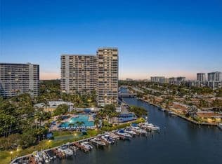 2+1 Condo — 2500 Parkview Dr APT 1418, Hallandale, 33009