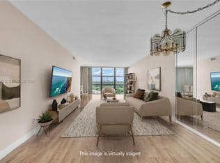 1+1 Condo — 1000 Parkview Dr APT 925, Hallandale, 33009