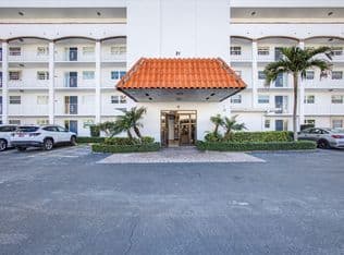 2+1 Condo — 21 Yacht Club Drive #505, North Palm Beach, 33408