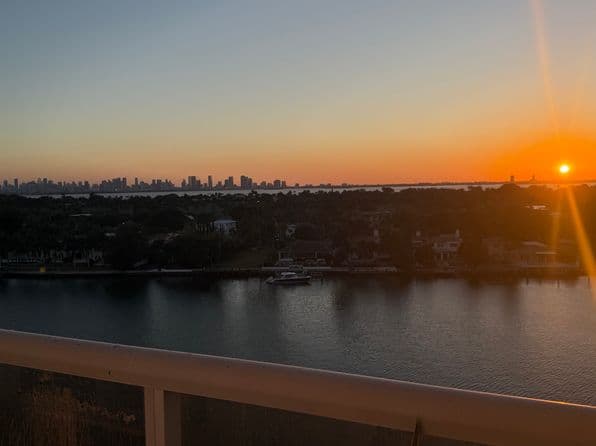 1-bedroom Apartment — 5880 Collins Ave APT 1104, Miami Beach, FL 33140