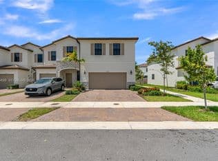 3-bedroom Townhouse — 12911 SW 231st Ter, Miami, 33170