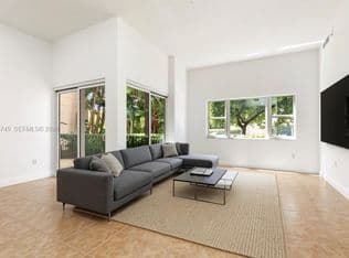 3-bedroom Condo — 19900 E Country Club Dr APT 104, Aventura, 33180