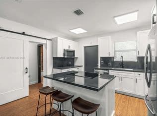 3+1 Müstakil ev — 1121 NW 57th St, Miami, 33127