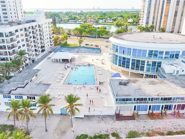 2-bedroom Townhouse — 5445 Collins Ave APT P2, Miami Beach, FL 33140