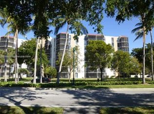 2+1 Condo — 3101 N Country Club Dr APT 107, Aventura, 33180