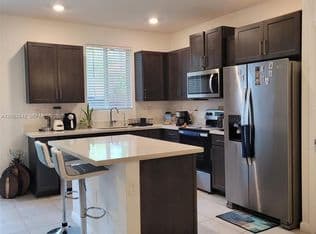 4-bedroom Townhouse — 1015 SE 24th Ter, Homestead, 33035