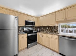 3+1 Condo — 483 N Pine Island Road #C304, Plantation, 33324