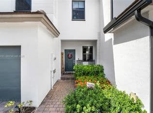3-bedroom Townhouse — 13154 SW 233rd St, Miami, 33170
